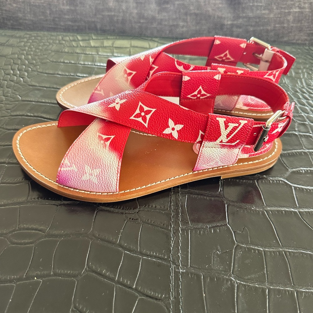Never worn Louis Vuitton Escale Palma sandal size 39 fits (8.5/9)